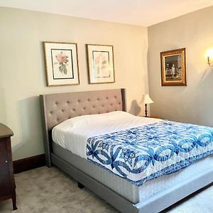 Deluxe Queen Room No Pets Allowed